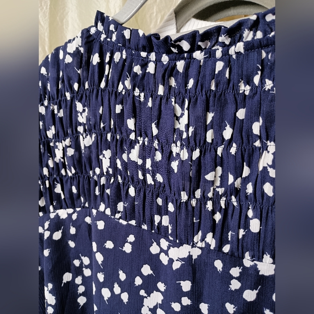 Dokotoo Alicia Floral Blouse Medium Navy White V-Neck Smocked Long Sleeve Office - Picture 7 of 13